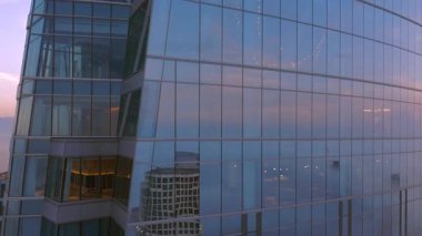 Los Angeles şehir merkezinde bulunan modern cam mimarinin nefes kesici ve çarpıcı görüntüsü sabah sisi ve bulutlarının yarattığı dingin ve büyüleyici güzelliği güzel bir şekilde yakalıyor.