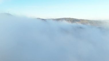 Havadan çekilen görüntüler görkemli dağları ve parlak bir gökyüzünün altında gizlenmiş yuvarlanan tepeleri sergiliyor. Büyük açık havada macera ve keşifleri davet eden sakin bir atmosfer yaratıyor.