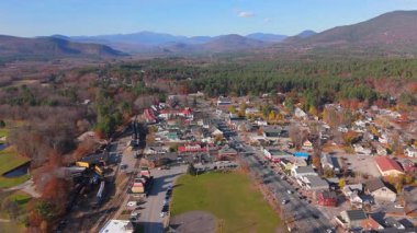 New Hampshire 'da Kuzey Conway' in etrafındaki canlı düşen yaprakları görüntüleyen hava manzarası çarpıcı manzaralar ve renkli yapraklarla manzaralı dağ manzaraları sergiliyor.
