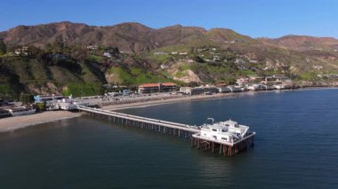 Malibu Rıhtımı 'nın nefes kesici güzellikteki manzaralarını ve görkemli okyanus manzaralarını ve bu çarpıcı yeri çevreleyen yemyeşil tepeleri tecrübe edin.