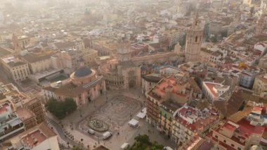 Valencias Eski Kasabası 'nın çarpıcı hava manzarası ikonik Plaza de la Virgen' i, muhteşem Santa Maria Katedrali ve etkileyici Generalitat Sarayı 'nı gözler önüne seriyor.