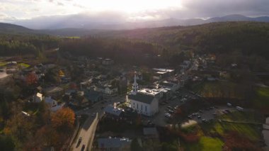 Stowe, Vermont 'taki canlı sonbahar yapraklarının nefes kesici güzelliği gün batımı saatleri boyunca resimli manzaraları gösteren çarpıcı bir hava aracı videosuyla güzelce çekildi.