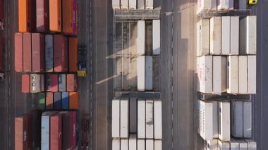 Valencia 12.01.2023. Valencia Limanı 'nın hava görüntüsünde canlı nakliye konteynerleri, yüksek vinçler ve kargo operasyonları önemli bir ticaret ve ulaşım merkezi olarak hayati rol oynuyor.