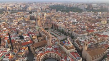 Valencias Eski Kasabası 'nın nefes kesici hava perspektifini keşfedin, ünlü Plaza de la Virgen' i ve şehrin gerçek mücevheri olan muhteşem Santa Maria Katedrali 'ni sergileyin.