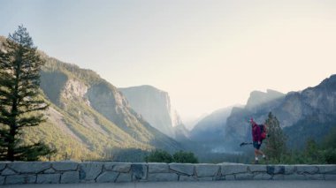 Tutkulu bir yürüyüşçü olarak, Yosemite Ulusal Parkı 'nın nefes kesici manzaralarını keşfediyorum. El Capitan ve önümde görkemli bir şekilde yükselen muhteşem Yarım Kubbe gibi ikonik simgelere hayranlıkla bakıyorum.