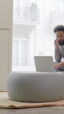 Odaklanmış Afrikalı Amerikalı işadamı, yaratıcılığı ve işbirliğini teşvik eden ilham verici bir çevreyle çevrili modern bir çalışma alanında dizüstü bilgisayarıyla meşgul.