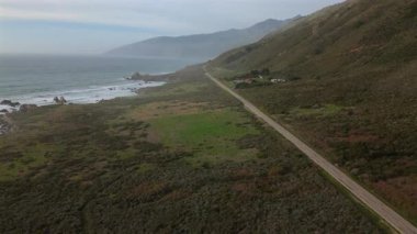 Büyüleyici hava aracı çekimi, Big Sur 'un nefes kesici manzarasını ve Kaliforniya' nın pitoresk sahil şeridi boyunca uzanan ikonik 1 numaralı karayolunu günbatımının büyüleyici saatleri boyunca güzel bir şekilde yakalar.