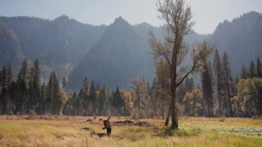 Yosemite Ulusal Parkları 'nda unutulmaz bir yolculuğa çıkın. El Capitan ve Half Dome' un ikonik manzaraları, yürüyüş, kamp ve açık hava maceraları için mükemmel.