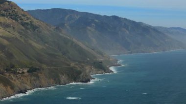 California Otoyolu 1 'de unutulmaz bir yolculuğa çıkın. Dramatik uçurumlar, canlı günbatımları ve doğal güzellikleri yansıtan sakin kıyı şeritleriyle çarpıcı Big Sur manzaraları.