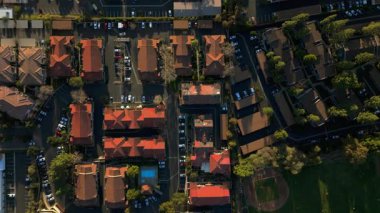 Hava aracı görüntülerinde Los Angeles 'ın manzaralı banliyöleri, yemyeşil tepeleri, işlek otobanları ve bölgeyi saran günbatımının çarpıcı manzarası gösteriliyor.