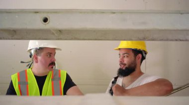 Afrika kökenli Amerikalı ve İspanyol mimarlardan oluşan yetenekli bir grup, yoğun bir inşaat alanında büyük bir yenileme projesi, takım çalışması, işçilik ve iletişim hakkında konuşuyor.