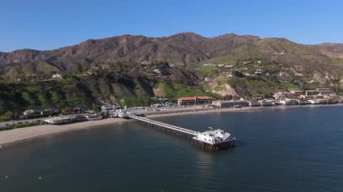 Malibu İskelesi, Kaliforniya 'nın çarpıcı insansız hava aracı görüntülerini araştırın. Bu kıyı cennetinde manzaranın ve bereketli tepelerin tadını çıkarın. Rahatlama, keşif ve açık hava eğlencesi için ideal.