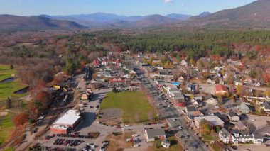 Kuzey Conway, New Hampshire 'ın canlı sonbahar güzelliğini tecrübe edin. Şok edici sonbahar yaprakları nefes kesici manzaralar sunuyor. Bu sezon açık havada keşif ve keyif için mükemmel.