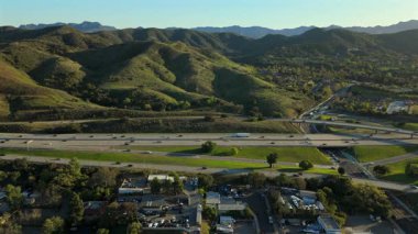 Los Angeles, California 'nın canlı yeşil tepeleri ve sakin banliyölerinin nefes kesici hava manzaraları, güzel manzaralar ve hareketli otoyollar, her yolculuğu unutulmaz kılıyor.