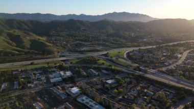 Hava aracı görüntüleri Los Angeles 'ın sakin banliyölerini, verimli tepeleri, hareketli otoyolları ve büyüleyici günbatımı ışıklarını yakalıyor, izleyiciler için nefes kesici bir manzara yaratıyor.