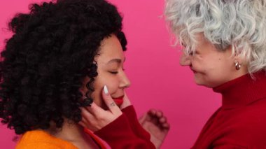 Mutlu sevgililerin bir randevuda kucaklaşmalarını yakından çek. Sevgililer Günü 'nü kutlayan güzel LGBT çifti portresi. Yüksek kalite 4k görüntü