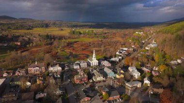 Kendinizi Stowe, Vermont 'taki manzarayı resmeden canlı sonbahar yeşilliğinin nefes kesici güzelliğine daldırın. Bu büyüleyici hava aracı video deneyimi sayesinde sergileniyor.