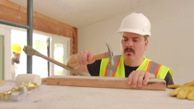 Çeşitli geçmişlerden yetenekli inşaatçılardan oluşan çeşitli ekipler, takım çalışmalarını, yaratıcılıklarını ve inşaat ve tasarım alanlarındaki uzmanlıklarını sergiledikleri önemli bir yenileme projesinde işbirliği yapıyorlar.