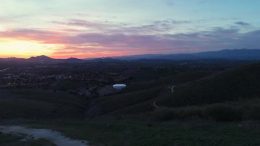 Hava aracı günbatımında Malibu dağlarının, yemyeşil tepelerin ve canlı bulutların çarpıcı görüntülerini çeker. Los Angeles 'ın çeşitli bölgelerinin ve çevresinin enfes bir manzarasını gözler önüne serer.