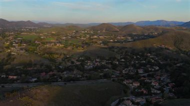 Büyüleyici Los Angeles Malibu dağlarının nefes kesici ve muhteşem hava manzaraları. Beraberce yemyeşil tepeleri sergiliyorlar. İnanılmaz ve güzel bir gün batımıyla birlikte.