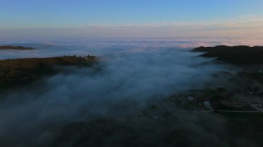Muhteşem Malibu dağlarının nefes kesici ve çarpıcı hava manzaraları, yemyeşil tepeler ve günbatımında ortaya çıkan büyüleyici bulut şekilleriyle süslenmiş, büyülü bir manzara yaratıyor.