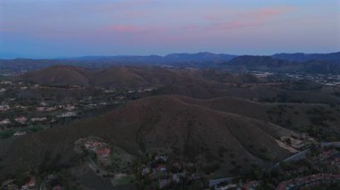 Hava aracı görüntüleri Malibu dağlarının çarpıcı manzarasını güzel bir şekilde yakalıyor, yemyeşil tepelerini, muhteşem bulutlarını ve onu gören herkesi büyüleyen canlı bir günbatımını gözler önüne seriyor.