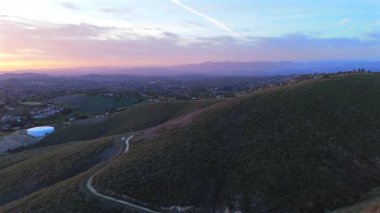Los Angeles 'ın nefes kesici ve muhteşem hava manzarası büyüleyici Malibu dağları, yemyeşil tepeler ve büyüleyici günbatımı manzarasıyla süslenmiş