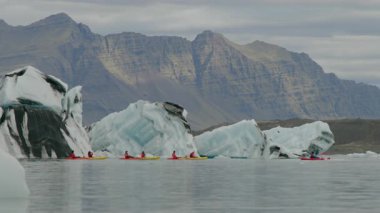 İzlanda 08.12.2023. Görkemli buzdağları ve engebeli dağlarla çevrili İzlanda 'da nefes kesici bir alan Jokulsarlon Buzul Gölü' nü keşfetmek maceraperest için unutulmaz bir deneyim.