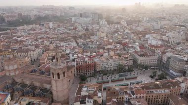 Valencias tarihi bölgesi ikonik Plaza de la Virgen ve muhteşem Santa Maria Katedrali 'ni gözler önüne seriyor.