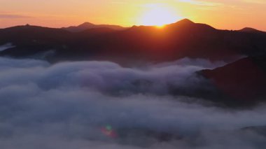 Gün batımında Malibus 'un yemyeşil dağlarının ve sisli bulutların çarpıcı hava manzaralarını keşfedin. Kaliforniya 'nın çeşitli manzaralarını keşfetmek ve panoramik kıyı manzaralarının tadını çıkarmak isteyen doğa aşıkları için mükemmel.