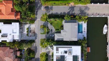 Miami Sahili 'nin nefes kesici hava manzaraları lüks evler, dingin havuzlar ve kıyı zarafetini vurgulayan bereketli manzaralar üst sınıf yaşam tarzlarının hayranlarına çekici geliyor.