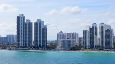 Nefes kesen Miami plaj siluetini keşfedin ve büyüleyici kıyı manzaraları tam da hoşgörülü bir tatil kaçışı ve sıcak güneşin altında nihai rahatlama için.