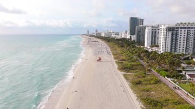Miami Beachs 'ın güzel sahil şeridini, lüks sahil şeridini ve hareketli atmosferini gözler önüne sererek muhteşem bir hava görüntüsünün tadını çıkarın.