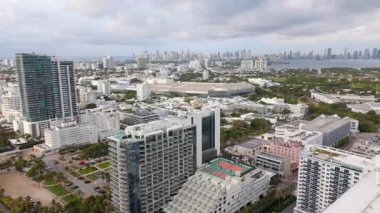 Miami Sahili 'nin havadan görünüşü lüks evler, parlayan havuzlar, park etmiş yatlar ve sallanan palmiye ağaçları kaçış sahnesinin özünü yansıtan çarpıcı bir tropikal cennet yaratıyor.