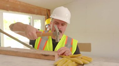 Aralarında Afro-Amerikan, İspanyol ve Kafkas üyelerinin de yer aldığı çeşitli müteahhitler, bir yenileme sahasında, takım çalışması ve mükemmelliğe olan bağlılıklarını sergileyerek inşaat çalışmalarına başladılar.