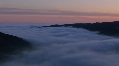 Nefes kesici Malibu dağlarının, yemyeşil tepelerin ve güneşin batışındaki büyüleyici bulutların nefes kesici hava manzaraları, hepsi doğanın tüm ihtişamıyla huzurlu güzelliğini yakalar.