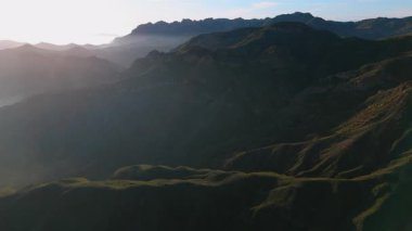 Gün batımında canlı ve resimli Malibu dağlarının nefes kesici ve çarpıcı insansız hava aracı görüntüleri, bu unutulmaz açık hava macerasının muhteşem doğasını güzel bir şekilde yakalıyor.