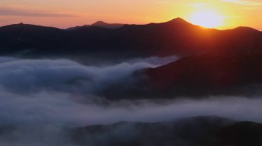 Gün batımında görkemli Malibu dağlarının nefes kesici hava manzarasını tecrübe edin. Gökyüzündeki tüylü bulutların eşlik ettiği büyüleyici yeşil tepeler unutulmaz bir manzara yaratıyor.