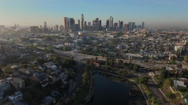 Göz kamaştırıcı ve nefes kesici sabah fotoğrafları muhteşem bir şekilde Echo Park Gölü 'nü ve canlı ve renkli Los Angeles şehir merkezi gökdelenini gözler önüne seriyor.