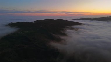 Malibus dağlarının ve yemyeşil tepelerin nefes kesen hava manzaraları, sakin sis bulutları gün batımında bölgeyi kaplarken, manzarayı büyülü, pitoresk bir manzaraya dönüştürüyor.