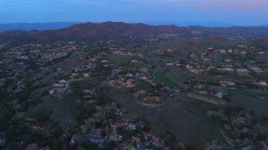 Malibu dağlarının, yemyeşil tepelerin ve pitoresk günbatımı bulutlarının nefes kesen hava görüntüleri Los Angeles 'ın benzersiz güzelliğini yukarıdan büyüleyici bir manzarayla gözler önüne seriyor.
