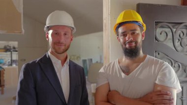 Sert şapkalı çeşitli yetenekli profesyoneller, dinamik bir ortamda çeşitli projeler ve zorluklarla mücadele ederken inşaat alanında takım çalışmasını, kararlılık ve uzmanlık sergilemeyi somutlaştırıyor