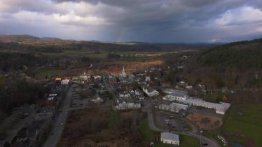 Nefes kesen hava görüntüleri, Stowe, Vermont 'ta bulunan büyüleyici canlı sonbahar yapraklarını kayan tepelerin ve görkemli dağların güzel bir zeminine güzel bir şekilde çiziyor.
