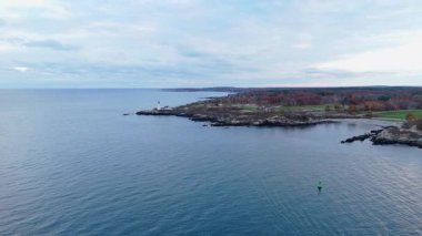 Nefes kesici bir insansız hava aracı fotoğrafı ikonik Cape Elizabeth Deniz Feneri 'ni çarpıcı bir günbatımında yakalıyor. Portland, Maine' in muhteşem sahil şeridini ve sakin sularını güzel bir şekilde gösteriyor.