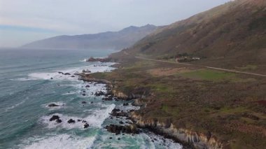 Büyüleyici günbatımında Kaliforniya 'nın nefes kesici sahil manzarasına tanık olun. Engebeli kıyı şeridine karşı büyüleyici ve görkemli manzaralar sergiliyor.