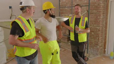 Farklı geçmişlerden üç müteahhit Afro-Amerikan, İspanyol ve Kafkasyalı, heyecan verici yeni bir ev yenileme projesinde birlikte çalışmak için kalabalık bir inşaat sahasında güçlerini birleştiriyor.