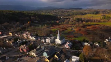 Kendinizi Stowe, Vermont 'un sunduğu nefes kesici sonbahar yapraklarına daldırın. Gökyüzünü canlı renklerle boyayan muhteşem bir sonbahar günbatımında yukarıdan seyredin.