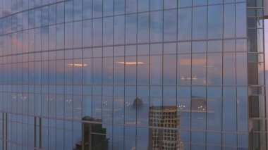 Los Angeles şehir merkezinin nefes kesen manzarası sabahın erken saatlerinde cam binalarda parıldayan güzel yansımaları gözler önüne seriyor.