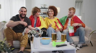 İspanyol ve İtalyan sporseverler favori takım için tezahürat yapıyorlar, evde TV 'de maç izliyorlar. Avrupa ve Dünya futbolu, Paris, ABD, Kanada ve Meksika 'da oyunlar. Spor ve futbol hayranları. Yavaş Hareket