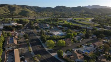 Los Angeles banliyö bölgesinin çarpıcı hava manzaraları, yemyeşil tepeler, dingin alanlar, ve doğa güzelliği ve sükunetine dalmaya davet eden manzaralı otoyollar.